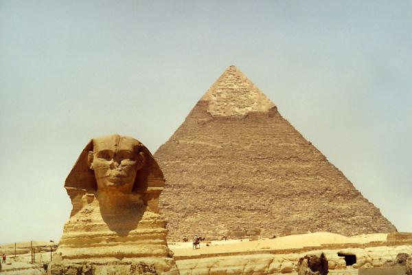 Foto van Seeking shelter from the sun on pyramid - Egypte - Afrika