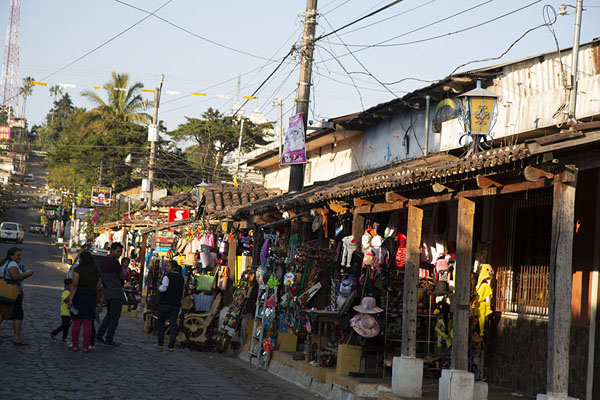 Foto van One of the busy streets of Concepción de Ataco - El Salvador - Amerika