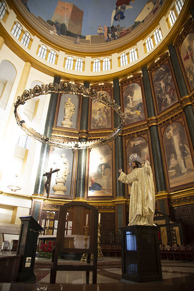 Picture of San Salvador Cathedral (El Salvador): View of the altar and the cupola of the cathedral