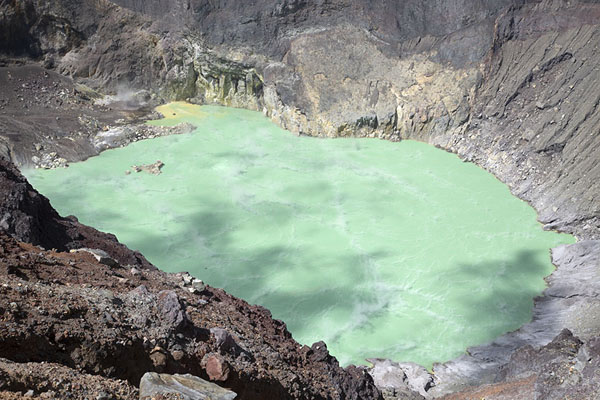 Photo de Looking into the turquoise crater lakeVolcan de Santa Ana - El Salvador