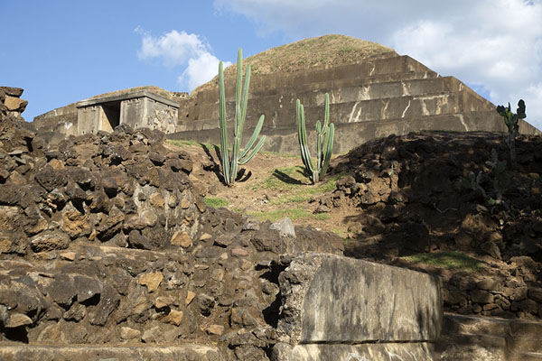 Picture of Looking up the main pyramid from belowChalchuapa - El Salvador