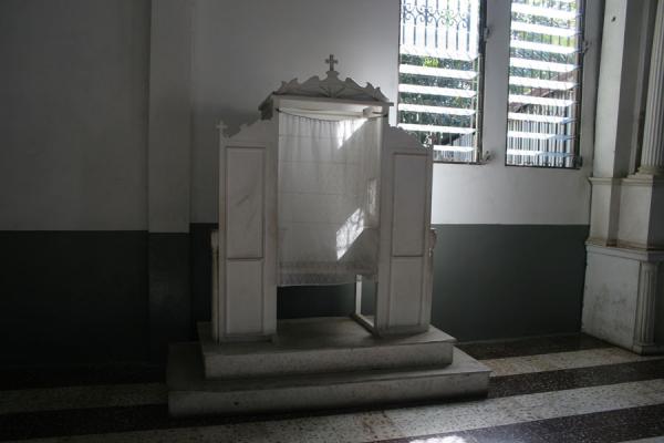 Foto van Santa Lucía Cathedral in Zacatecoluca: confessions behind the curtain - El Salvador - Amerika