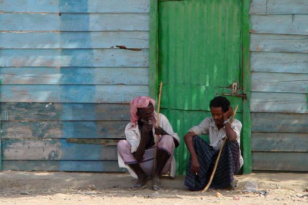 Picture of Eritrean people (Eritrea): Conversation in the shadow, Foro