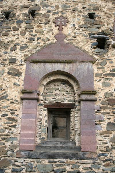 Picture of Kuskuam (Ethiopia): Window with carved cross in Kuskuam palace complex