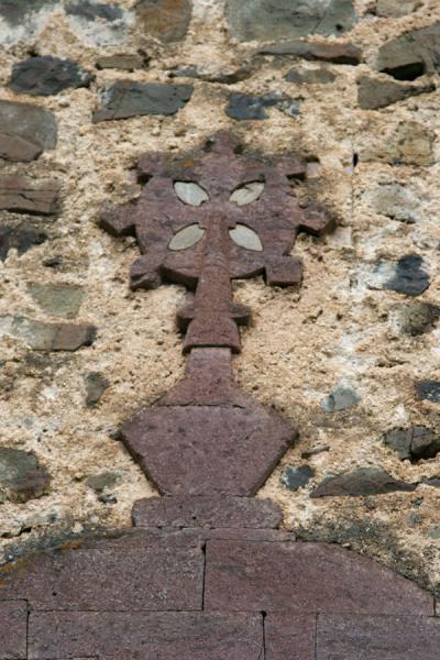 Picture of Kuskuam (Ethiopia): Carved cross above a window in the Kuskuam palace complex
