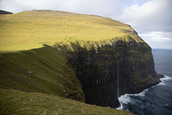 The cliffs north of Gjógv with waterfall | Gjógv | Faroe Islands