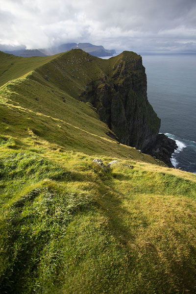 Foto de Sun shining on the grassy cliffs of the extreme north of Kalsoy islandKalsoy - 