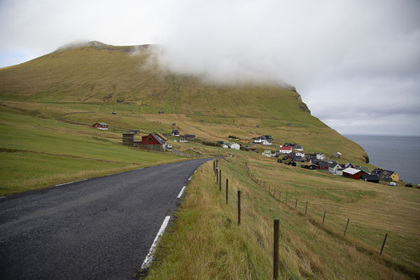 Foto van The road leading to Mikladalur in the north of KalsoyKalsoy - 