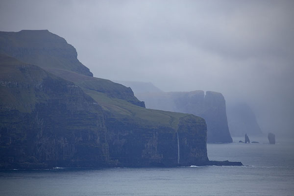 Foto de The northern coastline of Eysturoy seen from the northern tip of KalsoyKalsoy - 