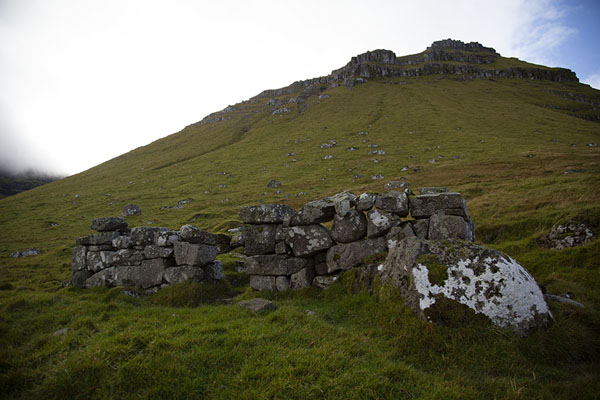 Foto di Part of a stone wall at the foot of a hill near the northern point of KalsoyKalsoy - 