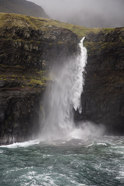 Foto van The waterfall of Múlafossur being blown away by the strong windMúlafossur - 