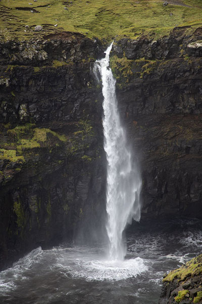 Foto van The waterfall of Múlafossur being blown away on its way down to the seaMúlafossur - 