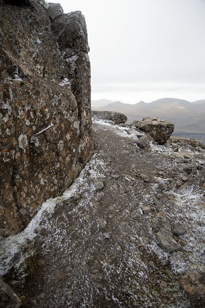 Photo de Frost on the rocky slopes of SlaetteratindurSlaetteratindur - 