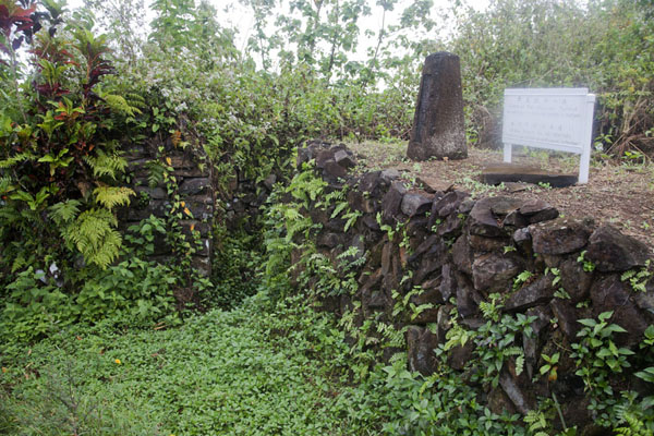 Foto de Tomb of the unknown soldier on the searchlight platform on top of Sokehs mountainSokehs ridge - Estados Federados de Micronesia
