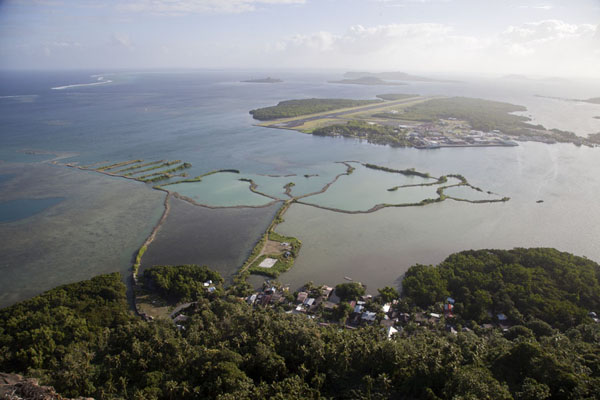 Foto de View towards the east with the international airport of Pohnpei in the backgroundSokehs rock - Estados Federados de Micronesia