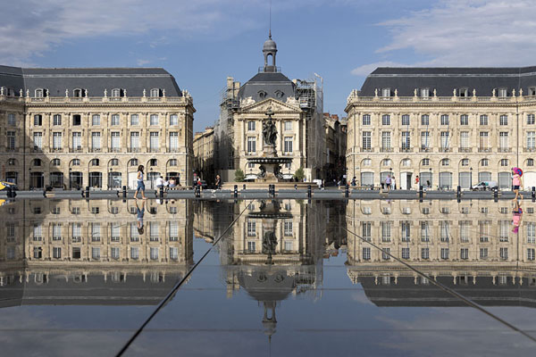 Foto de Prominent buildings of Bordeaux reflected in the Miroir de l'EauBurdeos - Francia