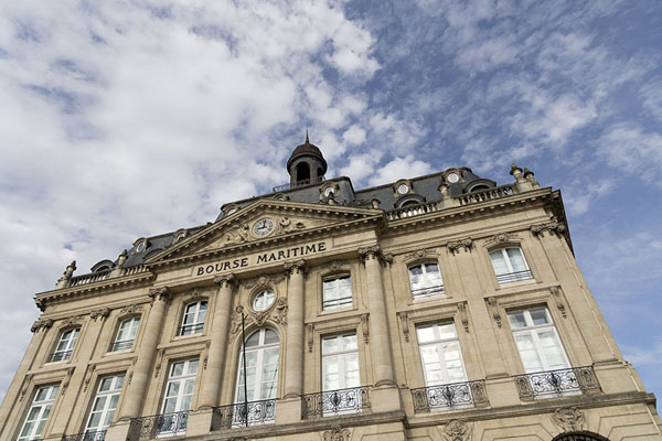 Looking up the building of the Bourse Maritime in Bordeaux | Centro de Burdeos | Francia