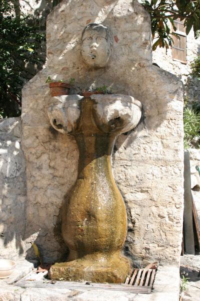 Picture of Eze (France): Eze: fountain with female forms 