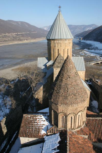 Foto van View over the towers of the church of Ananuri churchAnanuri - Georgië
