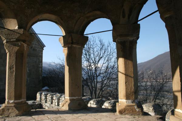 Foto van View of the Caucasus mountains from inside Ananuri fortress - Georgië - Azië