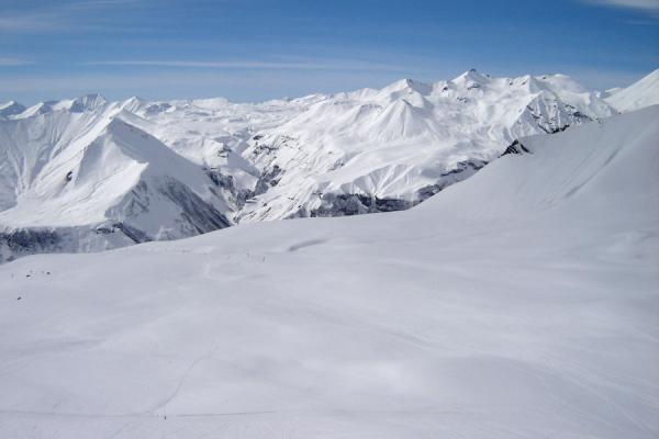 Looking over the snow-capped mountains of the Kaukasus mountains | Faire du ski à Gudauri | Géorgie