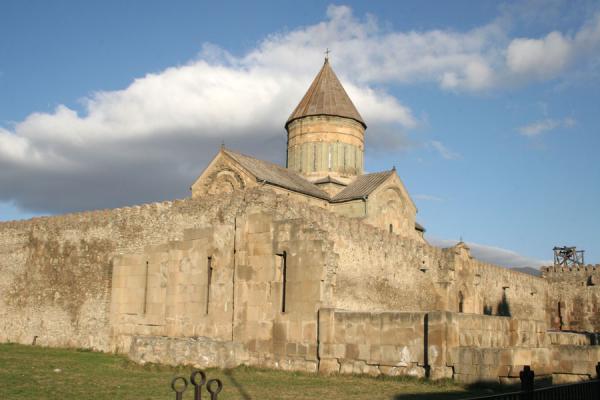 Foto van Sveti-Tshkoveli cathedral seen from outside its wallsMtskheta - Georgië