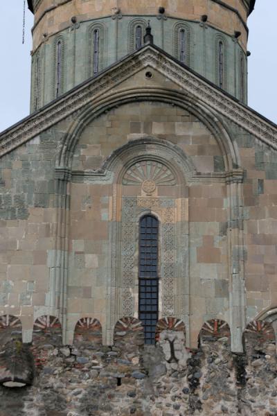 Picture of Sveti-Tshkoveli Cathedral (Georgia): Sveti-Tshkoveli from outside itw own walls