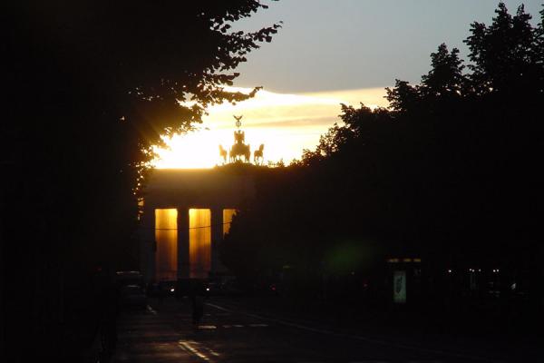 Foto van The Brandenburger Tor from Unter den Linden, when it was still wrapped up in clothBerlijn - Duitsland