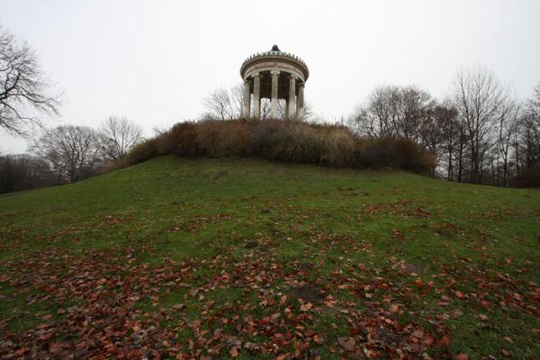 Monopteros on a hill in the Englischer Garten | Englischer Garten | Duitsland