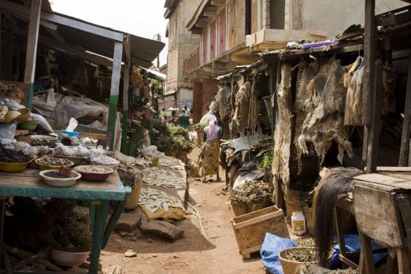 Foto van One of the alleys of Timber market - Ghana - Afrika