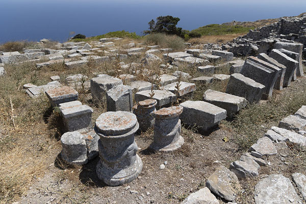 Rows of artefacts waiting for reconstruction | Thera vieja | Grecia