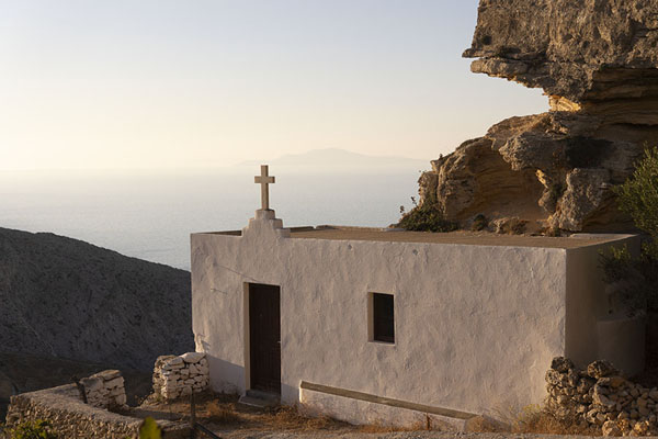 Foto di Tiny church near Chora in the early eveningFolegandros - Grecia