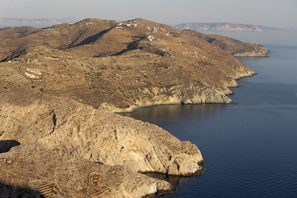 Foto van Morning view of the coastline of northern Folegandros from Chora - Griekenland - Europa