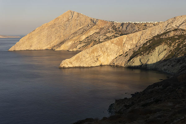 The coastline of Folegandros with the white houses of Chora on top of the cliffs | Folegandros | Grèce