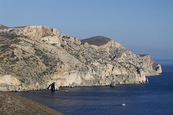 Foto di Afternoon sun on the south coast of Folegandros, near Agios Nikolaos - Grecia - Europa