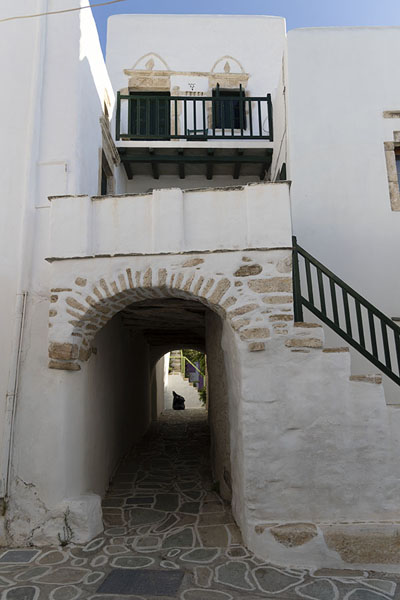 One of the alleys in the old part of Kastro, the old part of Chora | Folegandros | Griekenland