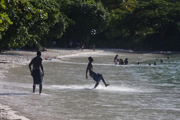 Photo de Guys playing football on the beachPlage Morne Rouge - Grenade