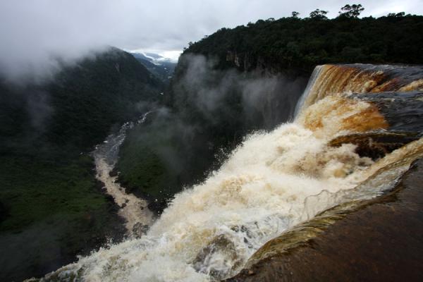 View from Kaieteur Falls right from the edge | Cascate di Kaieteur | Guyana