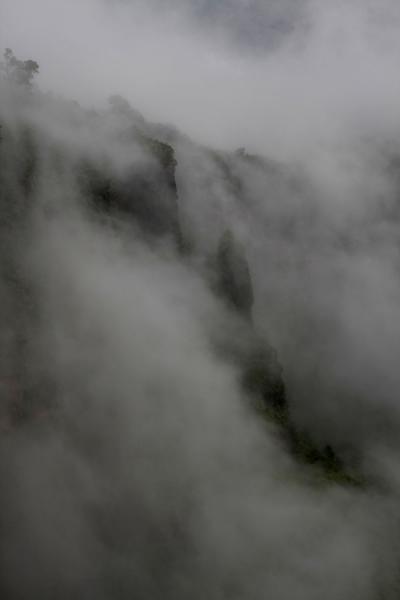 Water of Kaieteur Falls spraying up the surrounding cliffs | Cascades de Kaieteur | Guyana