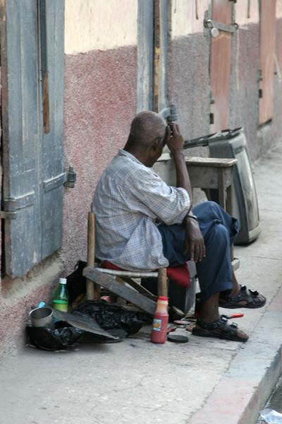 Waiting for customers in a street of Cap Haïtien | Cap Haïtien straatverkopers | Haïti