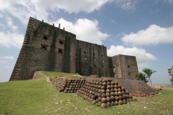 Picture of Citadelle La Ferrière (Haiti): Citadelle la Ferrière with piles of cannonballs
