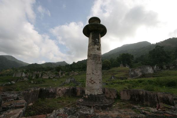 Foto van Lone pillar, remainder of the Palace Sans-SouciMilot - Haïti
