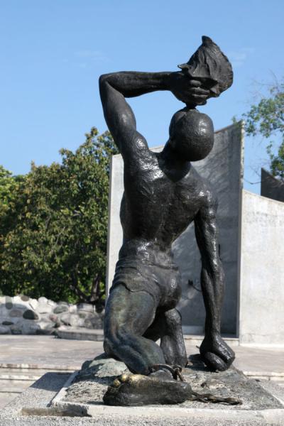 Foto di Unknown Slave statue at the Champs de Mars - Haiti - America