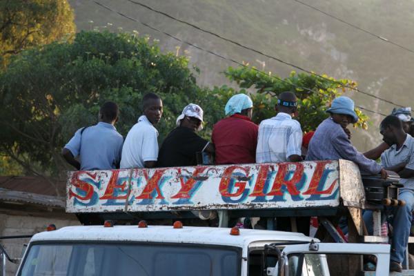 Foto de Traveling on a Sexy Girl: Haitians in a truckTap-tap - Haití