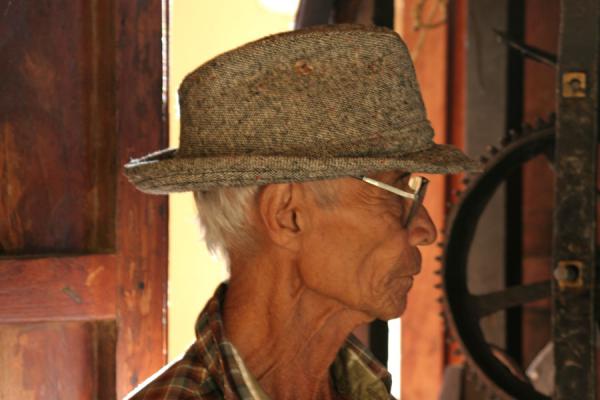 Foto van Comayagua: Blas Reyes looking at his clock, one of the oldest in the world - Honduras - Amerika
