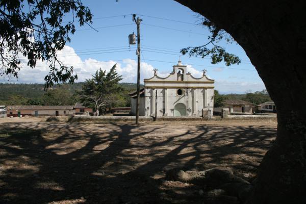 Foto van Erandique: ceiba tree and church on first square - Honduras - Amerika