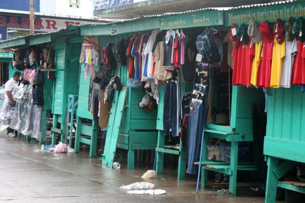 Foto van Some of the market stalls in La CeibaLa Ceiba - Honduras