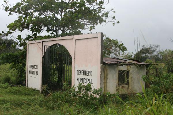 Photo de Entrance to local cemetery, LimónLimón - Honduras