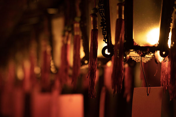Foto di Row of lanterns inside Man Mo TempleMan Mo Temple - Hong Kong