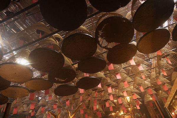 Foto de Incense coils hanging from the ceiling of Man Mo Temple - Hong Kong - Asia